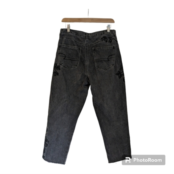 🖤 AEO Faded Black High Rise Ankle Mom Jean with Floral Embroidery, 10 - Picture 3 of 16